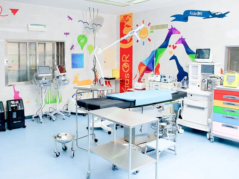 Centro cirúrgico com equipamentos e mesa de operação