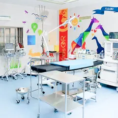 Centro cirúrgico com equipamentos e mesa de operação