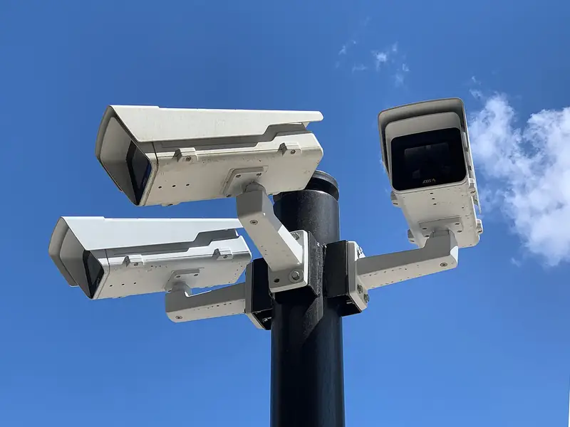Câmeras de vigilância em um poste contra o céu azul
