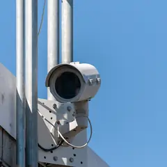 Câmera de segurança presa a um poste