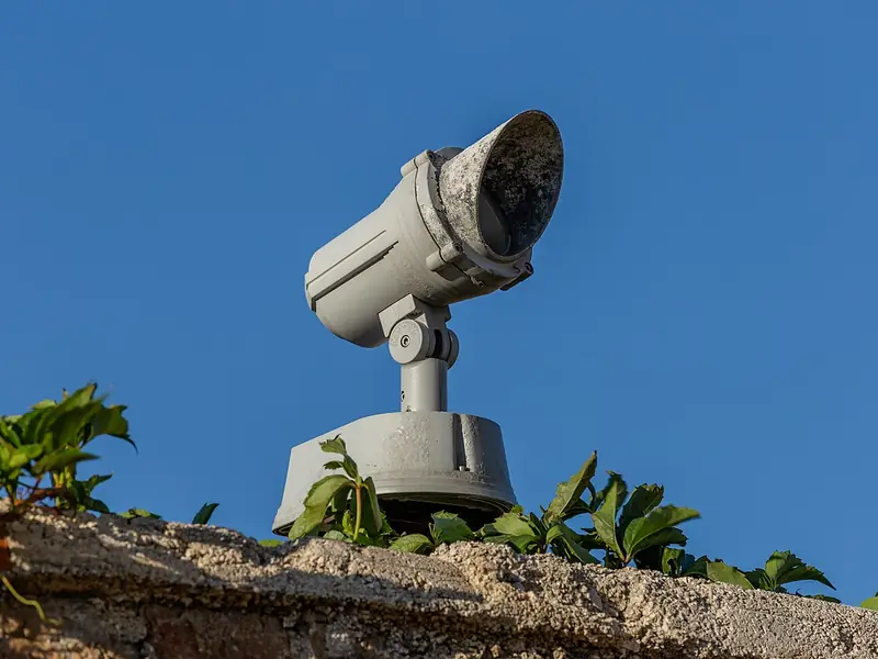 Câmera de monitoramento instalada sobre um muro