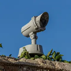 Câmera de monitoramento instalada sobre um muro