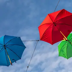 Guarda-chuvas coloridos abertos contra o céu