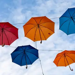 Guarda-chuvas coloridos suspensos sobre uma rua