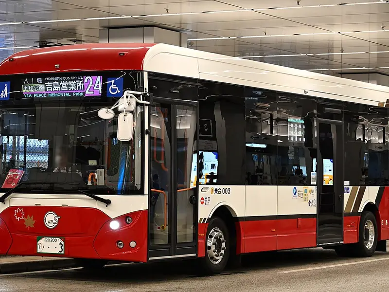 Ônibus urbano elétrico parado no terminal