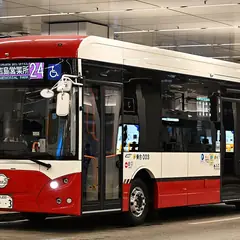 Ônibus urbano elétrico parado no terminal