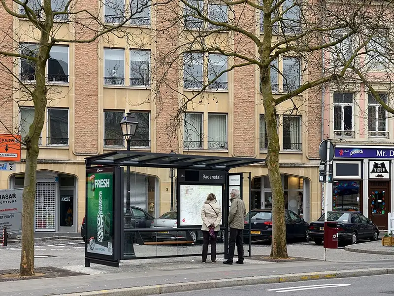 Ponto de ônibus em uma rua arborizada