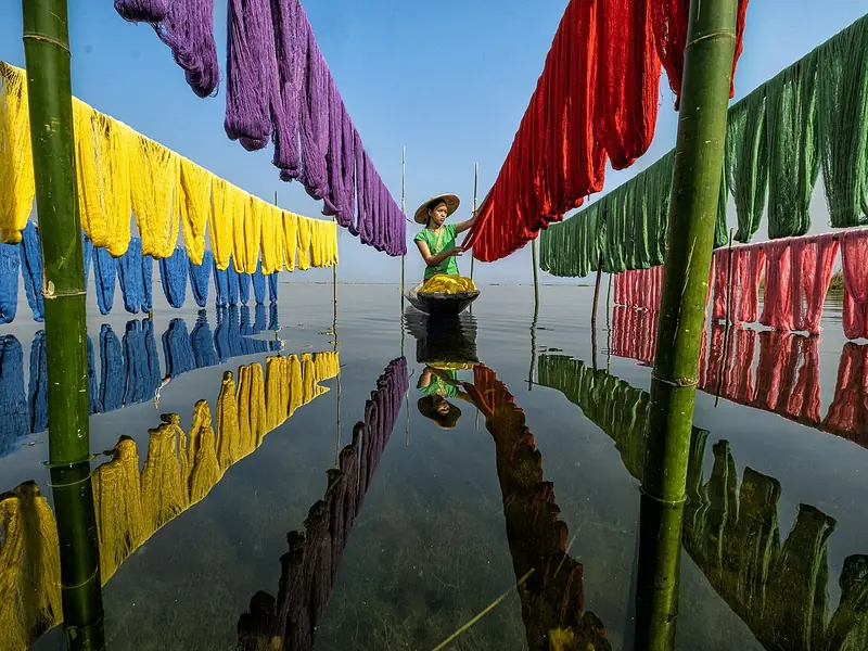 Tecidos coloridos secando ao ar livre