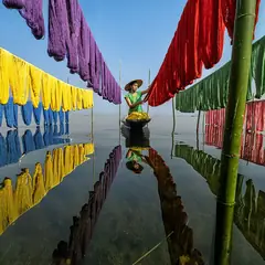 Tecidos coloridos secando ao ar livre