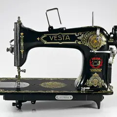 Máquina de costura sobre fundo claro