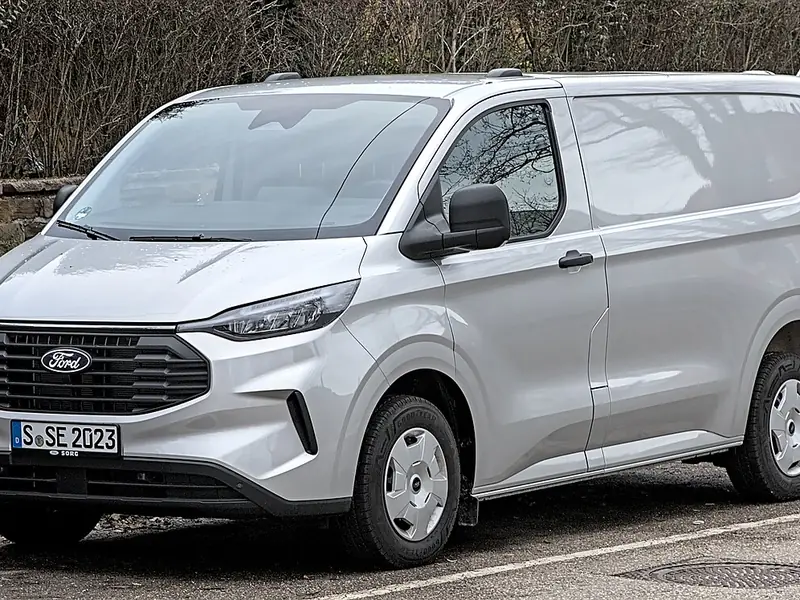 Furgão prata estacionado