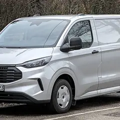 Furgão prata estacionado