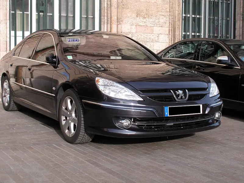 Sedã preto estacionado