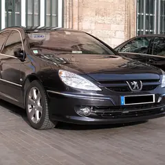 Sedã preto estacionado